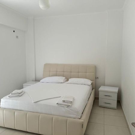 סרנדה Xhulio Apartments מראה חיצוני תמונה