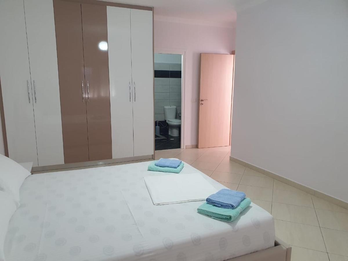 סרנדה Xhulio Apartments מראה חיצוני תמונה