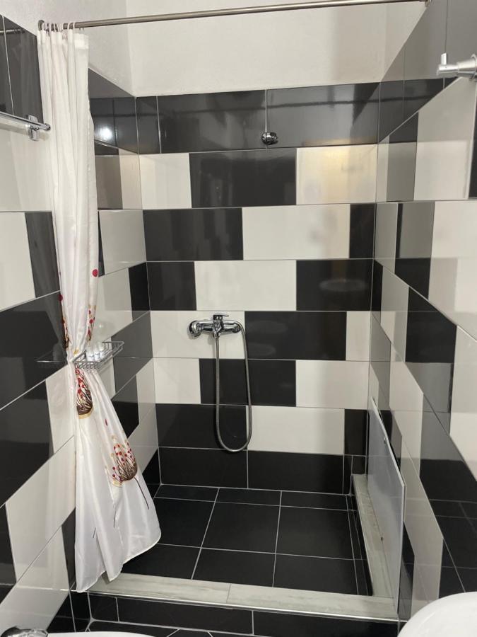 סרנדה Xhulio Apartments מראה חיצוני תמונה