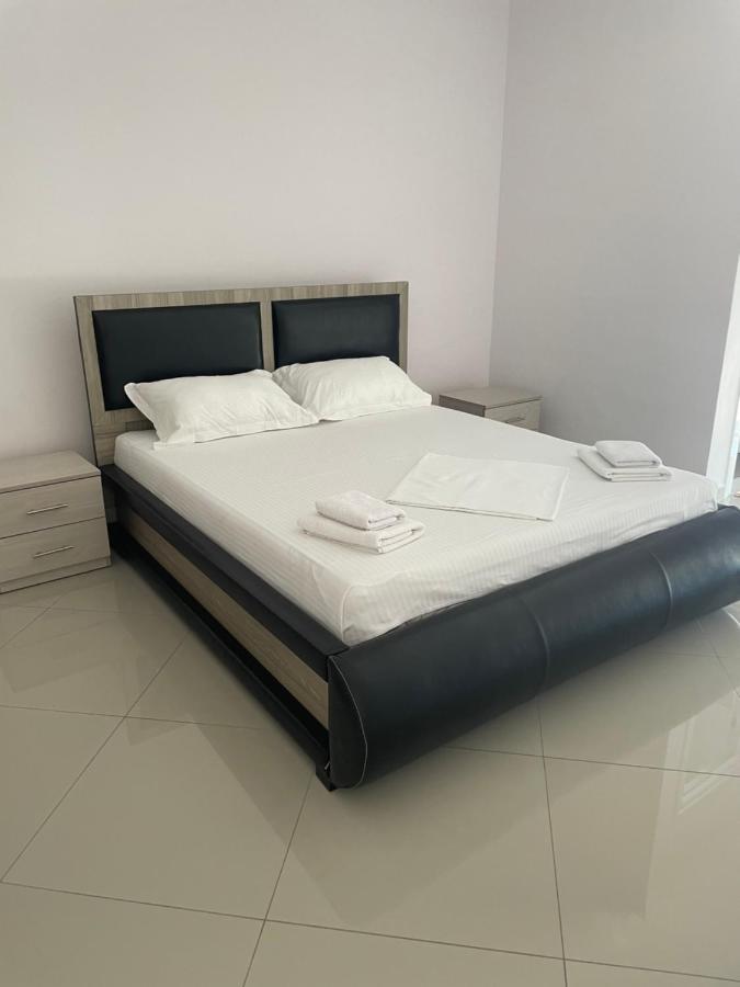סרנדה Xhulio Apartments מראה חיצוני תמונה