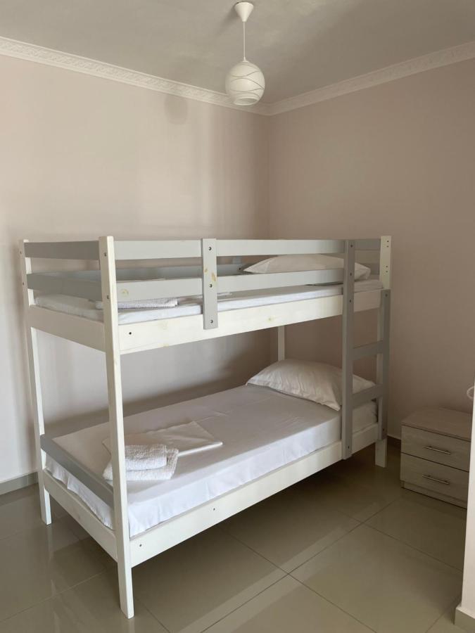 סרנדה Xhulio Apartments מראה חיצוני תמונה