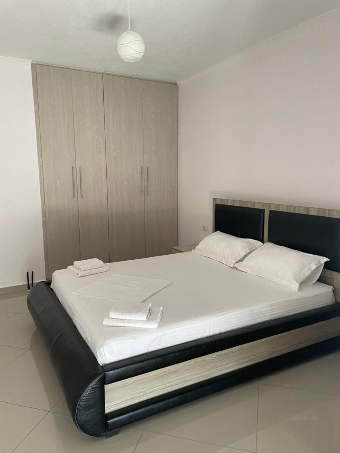 סרנדה Xhulio Apartments מראה חיצוני תמונה
