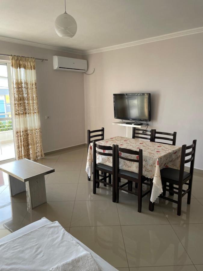 סרנדה Xhulio Apartments מראה חיצוני תמונה