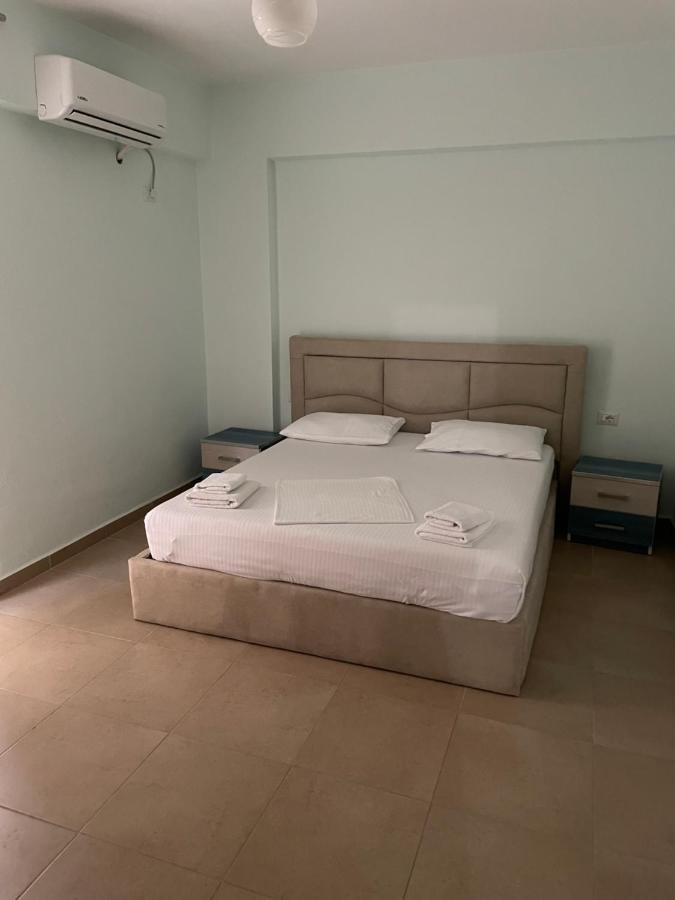 סרנדה Xhulio Apartments מראה חיצוני תמונה