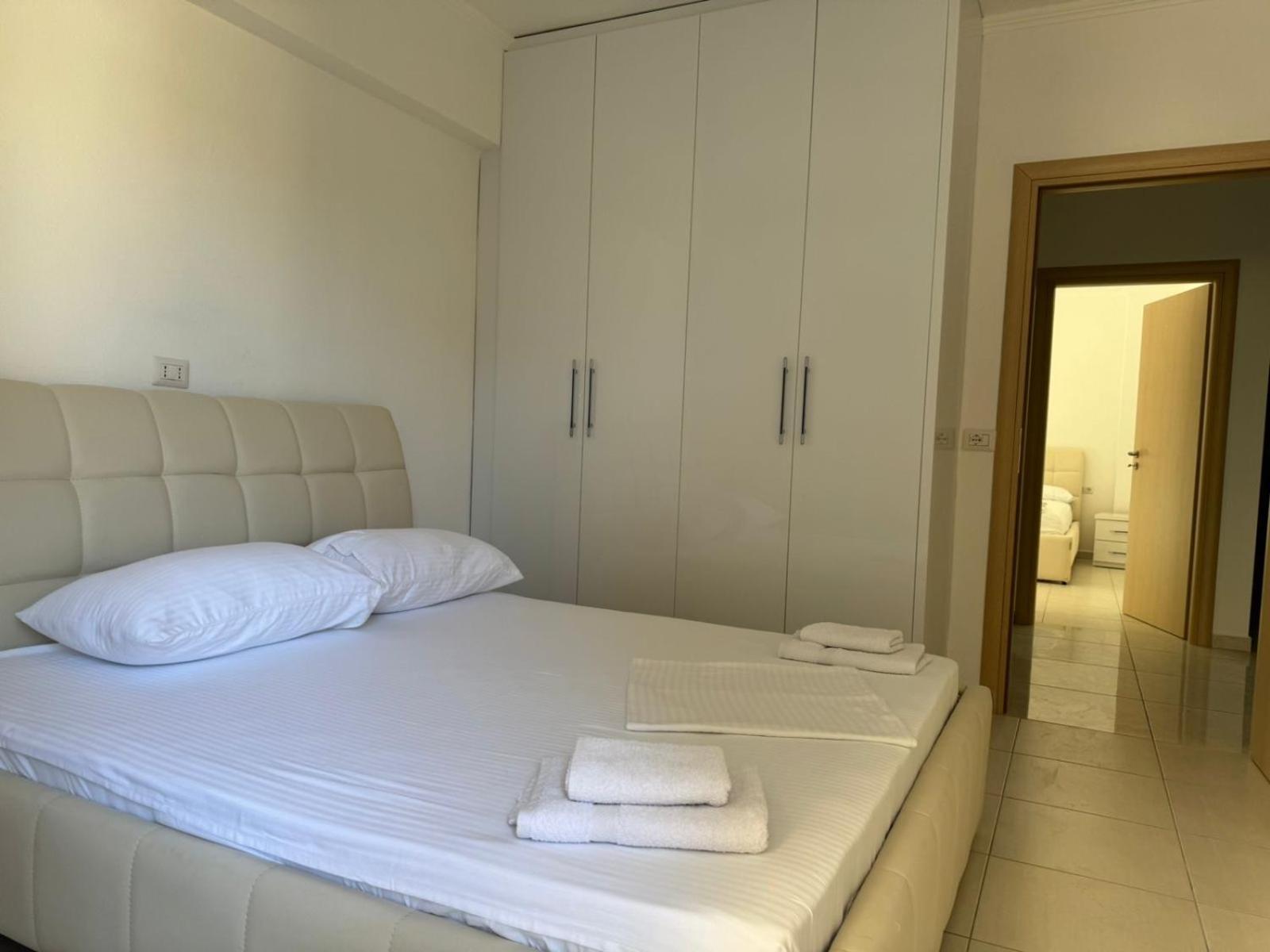 סרנדה Xhulio Apartments מראה חיצוני תמונה